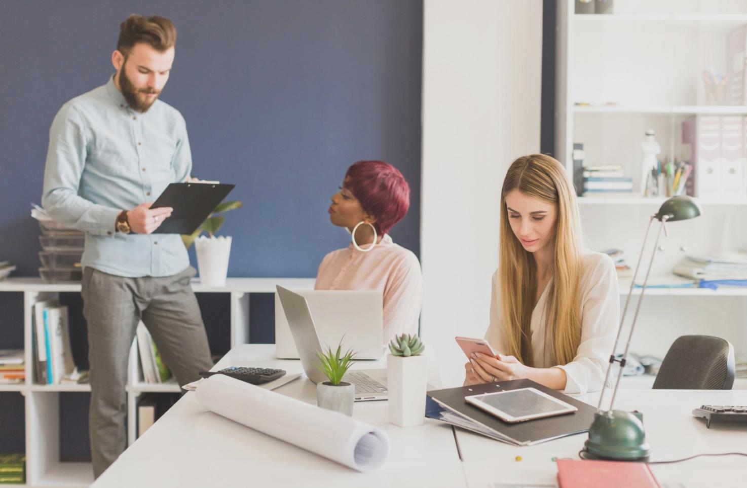Étudiants pratiquant ensemble les techniques de manucure